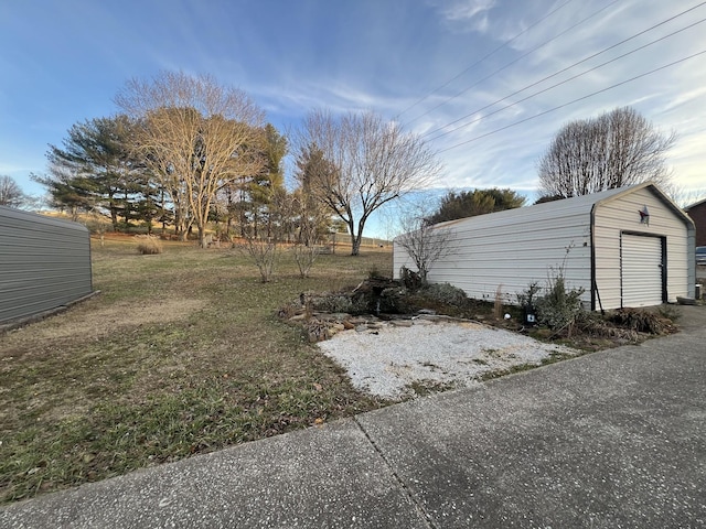 view of yard with a garage and an outdoor structure