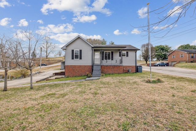 view of front of property featuring a porch and a front lawn