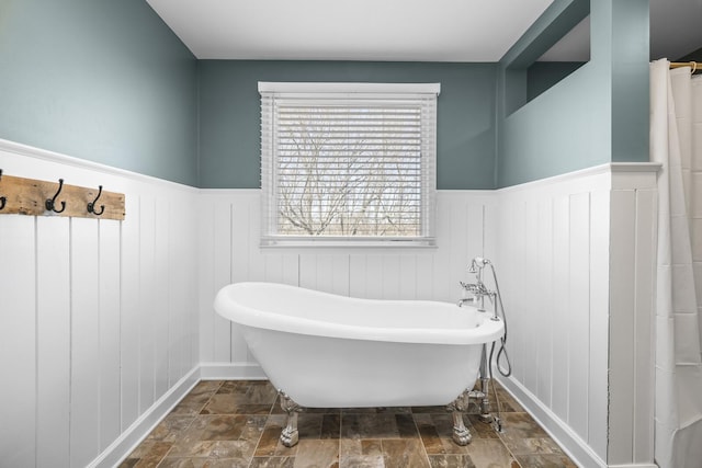 bathroom featuring a bathing tub