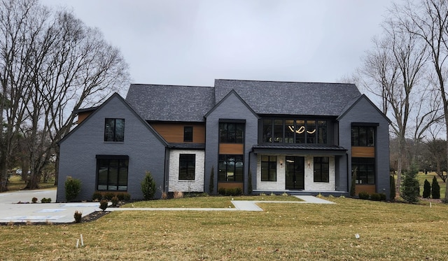 view of front facade featuring a front lawn