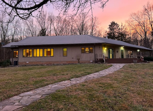 view of front of property featuring a lawn