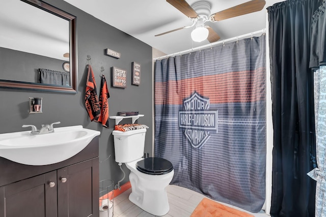 bathroom with vanity, ceiling fan, a shower with curtain, and toilet