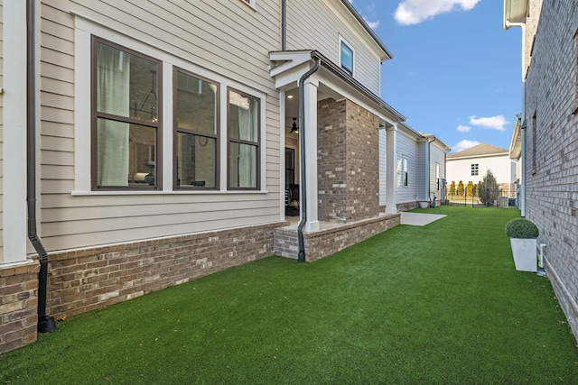 view of side of property featuring a lawn