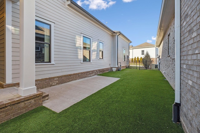 view of yard featuring a patio