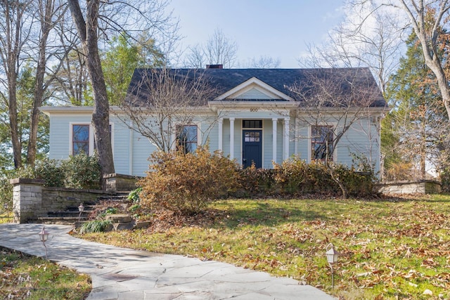 view of front facade with a front yard