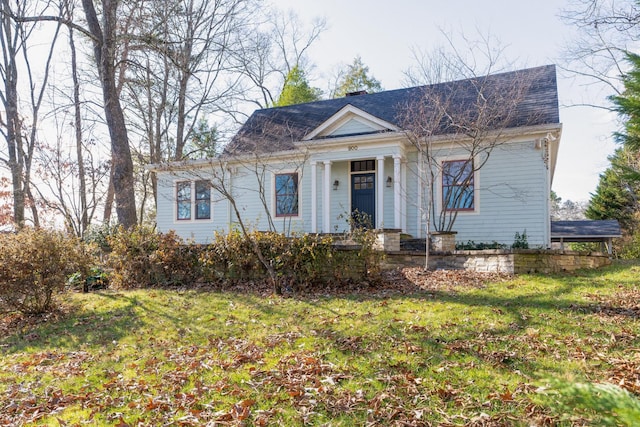 view of front facade with a front lawn