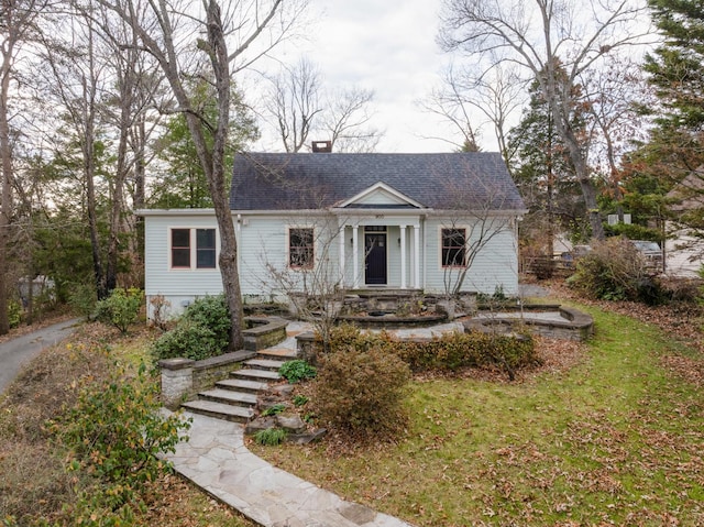 view of front of house with a front lawn