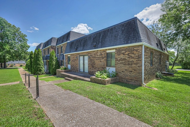 view of front of property with a front yard