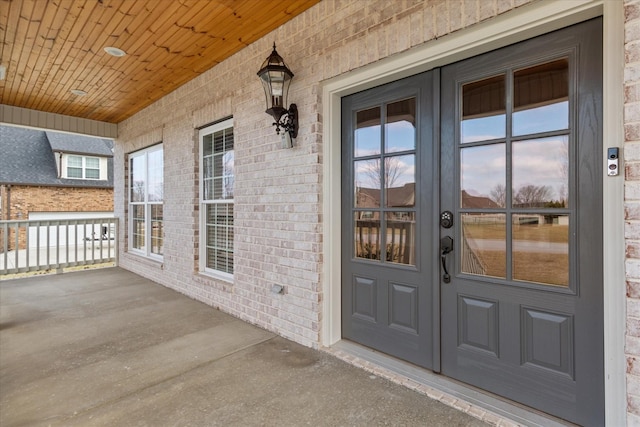 entrance to property featuring covered porch