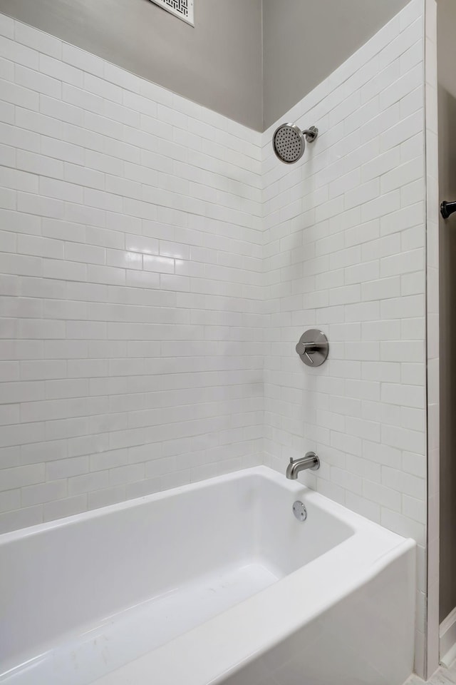 bathroom with tiled shower / bath