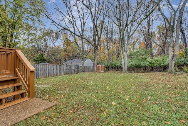 view of yard featuring a shed