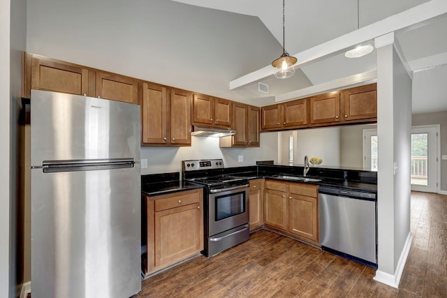 kitchen featuring sink, decorative light fixtures, vaulted ceiling, dark hardwood / wood-style flooring, and stainless steel appliances