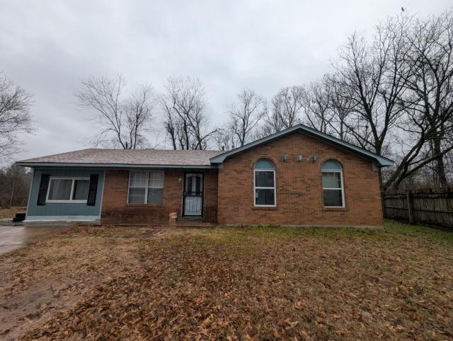 single story home featuring a front yard