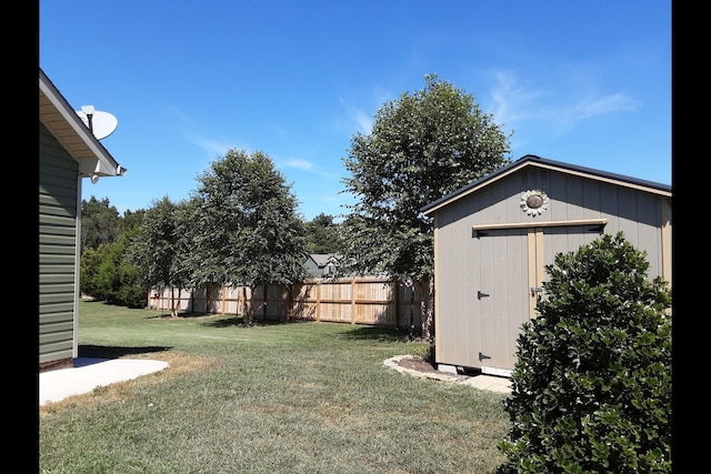 view of yard featuring a shed