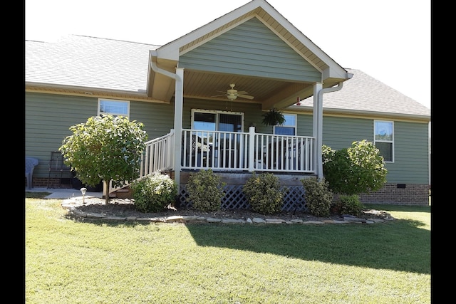 view of front of property with a porch, a front yard, and ceiling fan