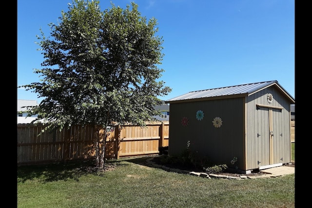 view of yard with a shed