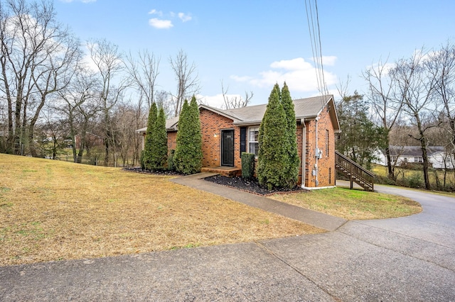 view of front facade featuring a front yard