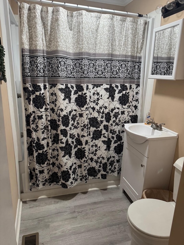 bathroom featuring vanity, visible vents, baseboards, and toilet