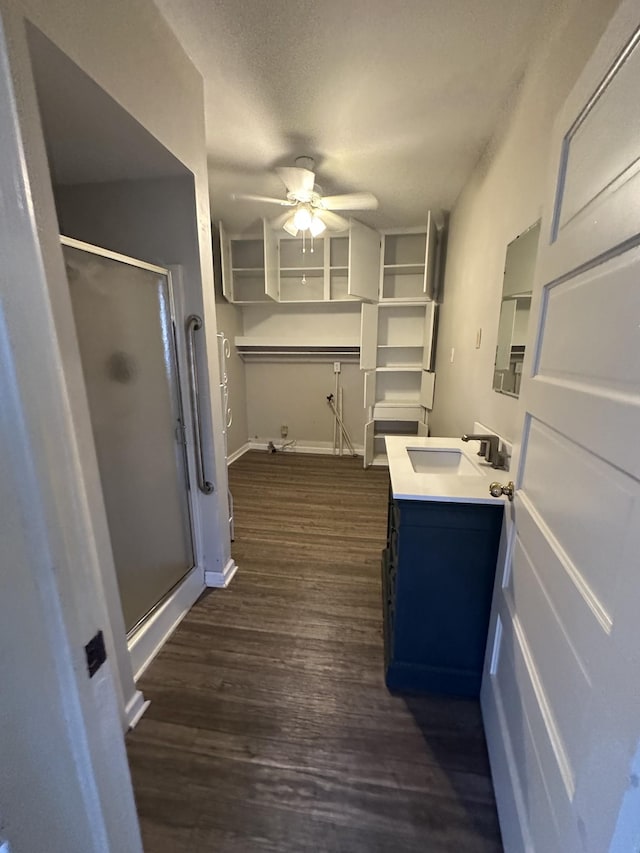 bathroom featuring hardwood / wood-style floors, a textured ceiling, a shower with shower door, and ceiling fan