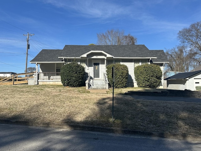 view of front of property featuring a front yard