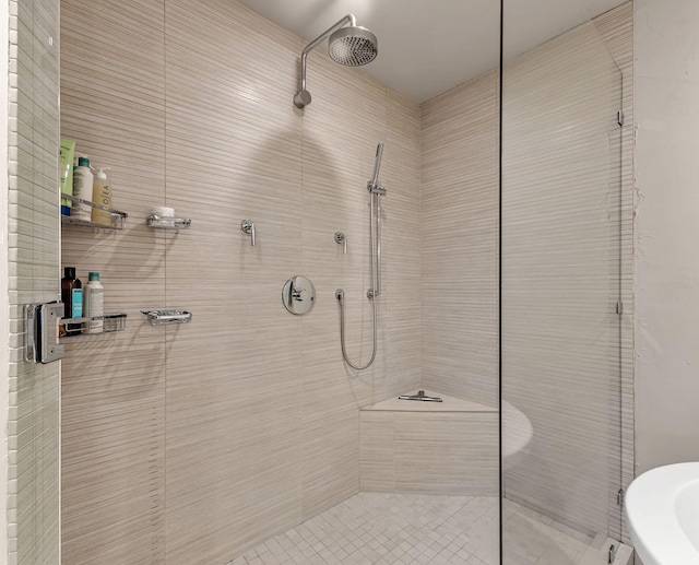 bathroom featuring tiled shower