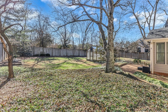 view of yard featuring an outbuilding