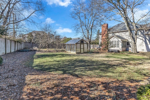 view of yard with an outbuilding