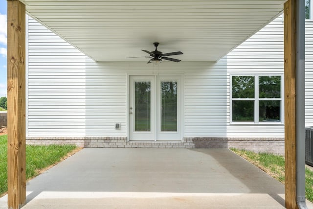 view of patio featuring ceiling fan