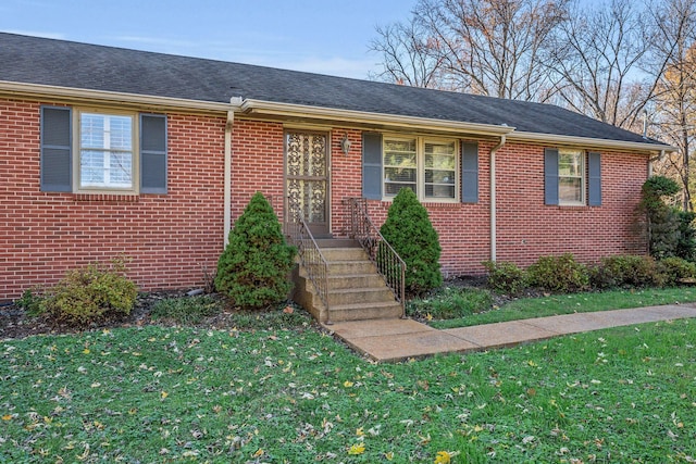 view of front of property featuring a front lawn