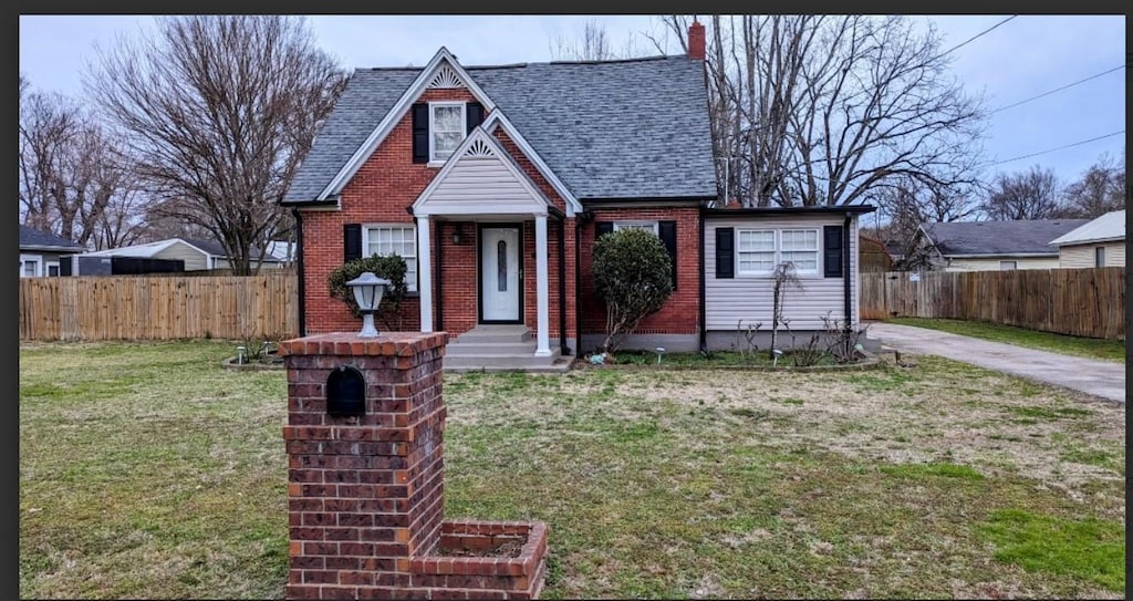 view of front facade with a front lawn