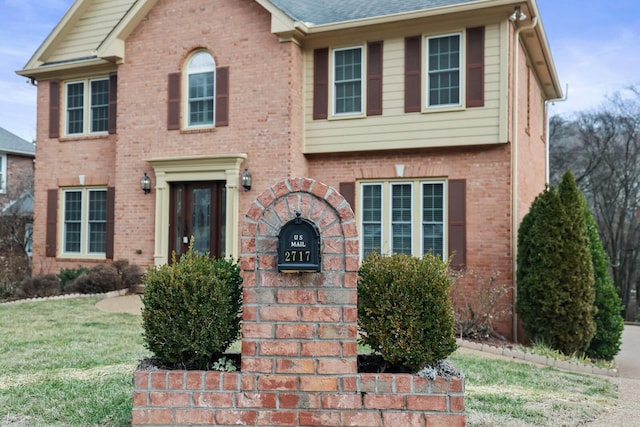 view of front of house featuring a front lawn