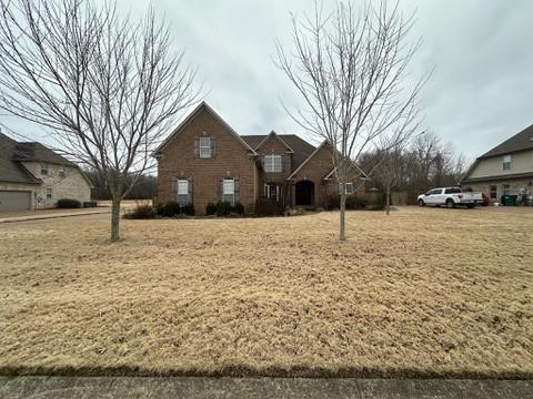 view of front facade featuring a front lawn