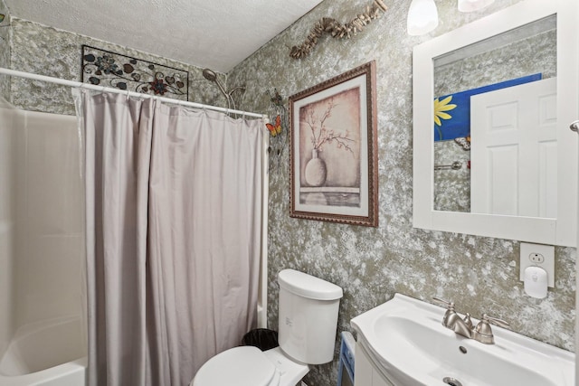 full bathroom featuring shower / tub combo, vanity, toilet, and a textured ceiling