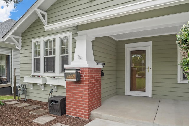 entrance to property featuring covered porch