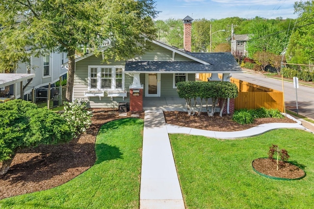 view of front of home featuring a front lawn