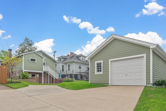 view of front of property featuring a front yard