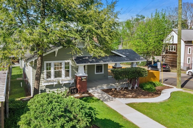 view of front of property with a front yard