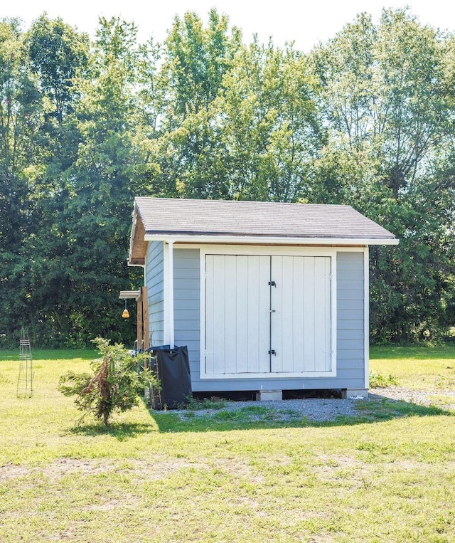 view of outdoor structure featuring a yard