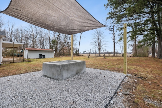 view of yard featuring an outdoor structure