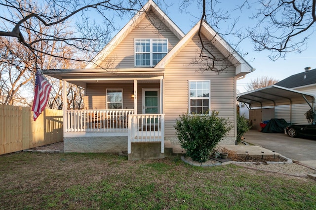 view of front facade featuring a front lawn, a carport, and a porch