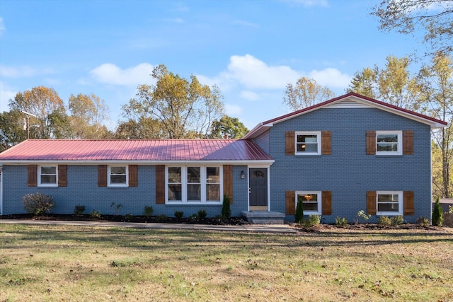 view of front of property featuring a front yard