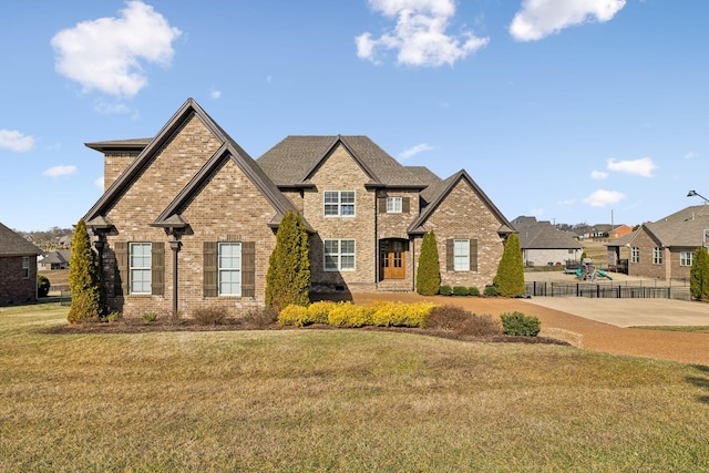 view of front of home featuring a front yard