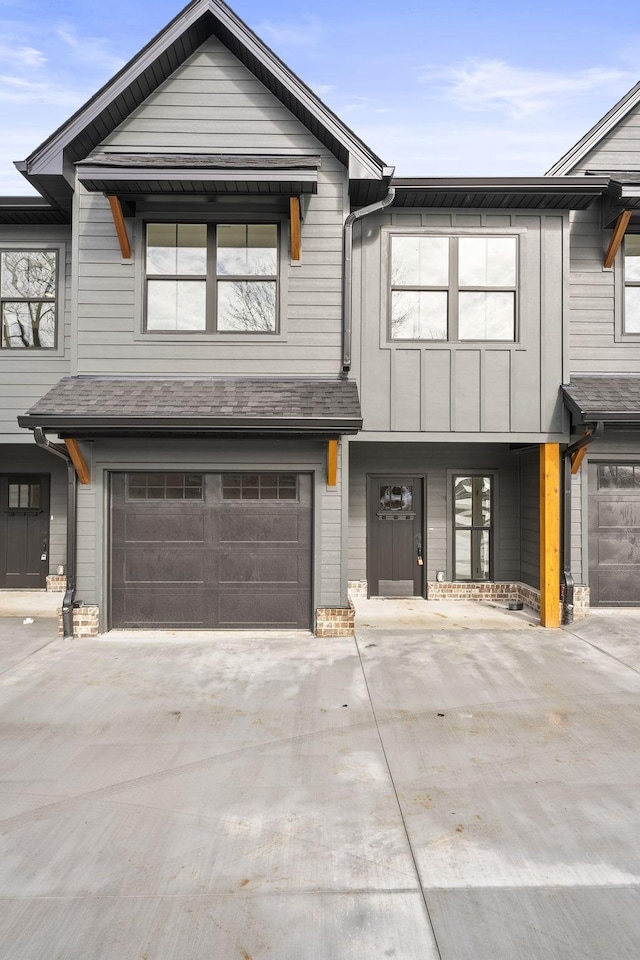 view of front of property featuring a garage