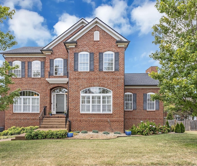 view of front of property featuring a front lawn