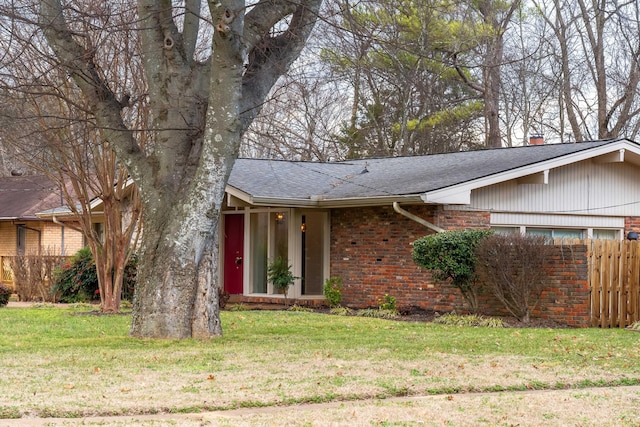 view of front facade with a front yard