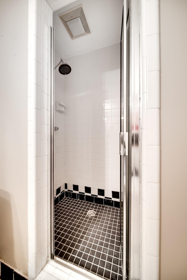 bathroom featuring a tile shower