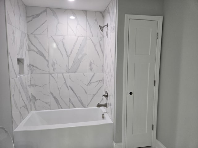 bathroom featuring tiled shower / bath combo