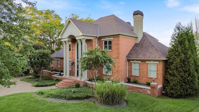 view of front of property featuring a front yard