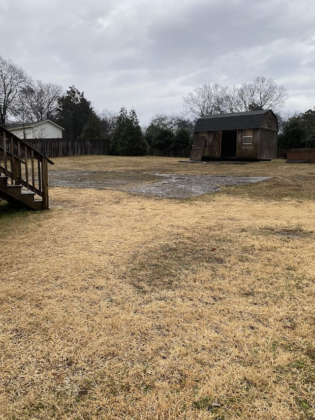 view of yard with a storage shed