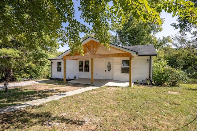 view of front of property featuring a front yard and a patio area